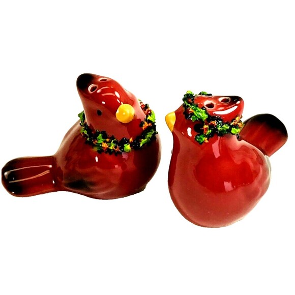 Cardinals NEW Salt and Pepper Shakers Christmas Wreath Ceramic 3 inch Birds - Picture 2 of 16